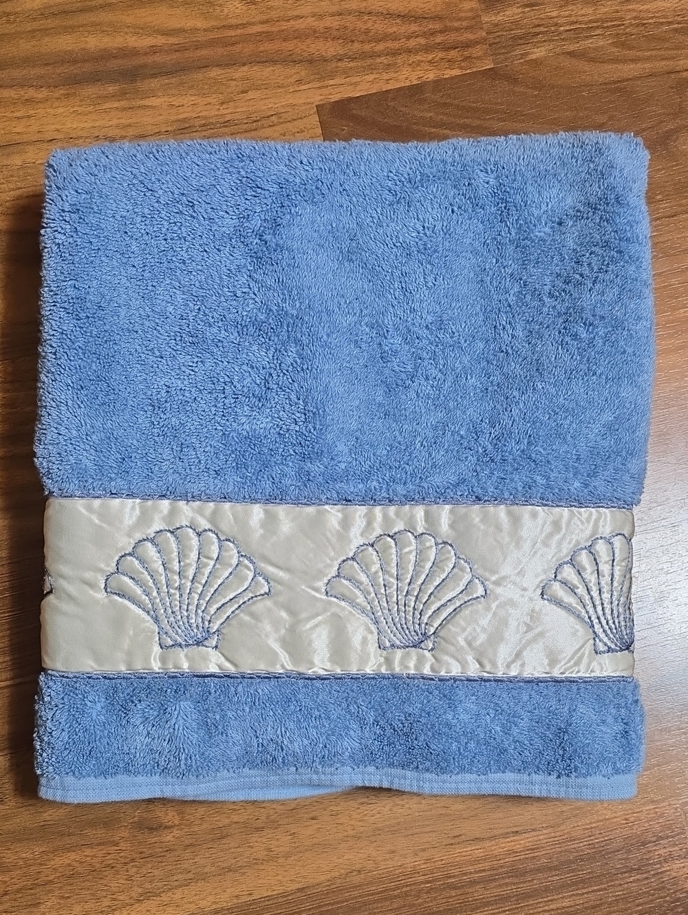 Vintage 1978 The Avanti Look Embroidered Seashell Towel